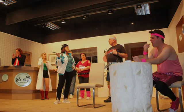 Alle Register ihres großartigen Könnens zogen die Akteure der Erlinger Theatergruppe mit dem Stück „Ein Erbe kommt selten allein“ und ernteten während der Vorführungen in der Erlinger Sporthalle immer wieder heftigen Applaus. Unsere Bilder vermitteln einen Eindruck von der Premiere in der voll besetzten Erlinger Sporthalle . | Foto: Peter Heider
