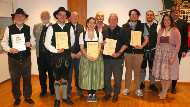 Ehrende und Geehrte beim Schützenverein Lechtal Herbertshofen (von links): Vorsitzender Günter Pohl, Gerhardt Waldmann, Bernhard Kraus, Martin Böldt, Bianca Kraus, Gutram Behner, Ernst Dittrich, Andreas Brodkorb, Ludwig Köhler, Schützenließl Jana Herzog und Meitingens Bürgermeister Michael Higl.  | Foto: Peter Heider