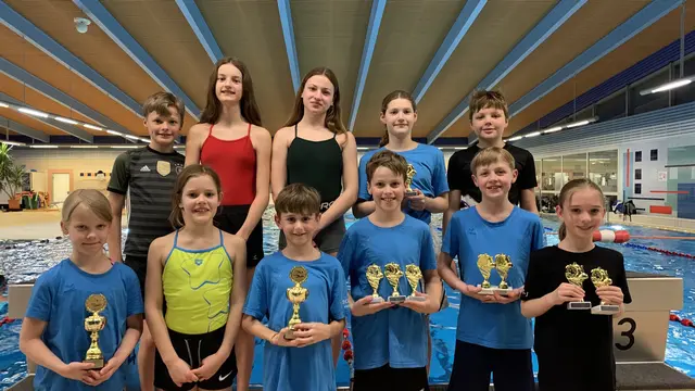 Siegreiches Winterschwimmfest - leider haben nicht alle Pokale auf das Bild gepasst ;)