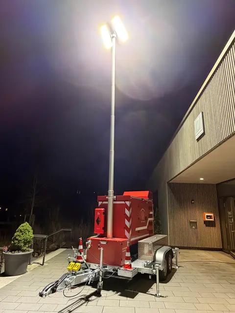 Ein Anhänger mit einer 60 Kilovoltampere (kVA)-Netzersatzanlage und einem neun Meter hohen Lichtmast sorgte für bestes Licht am Haupteingang zu Haus 7., wo die Dienstversammlung stattfand.  | Foto: Georg Schalk