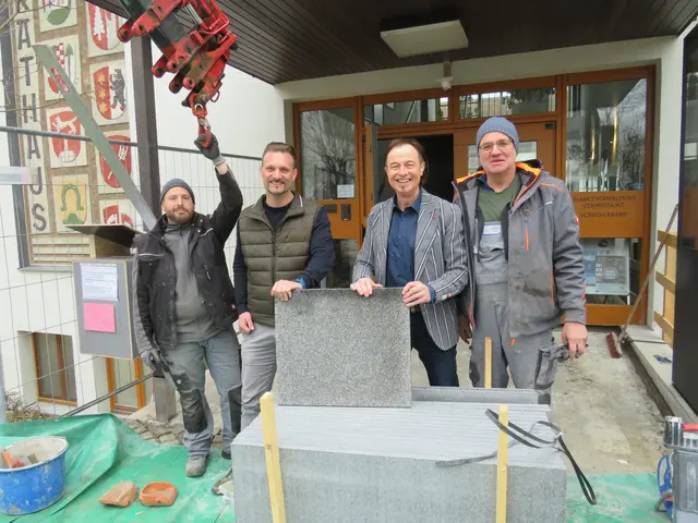 Marktbaumeister Peter Finkenzeller (2. von links) und Bürgermeister Bernhard Uhl (3. von links) mit zwei Mitarbeitern der Firma Hartmuth. | Foto: Markt Zusmarshausen