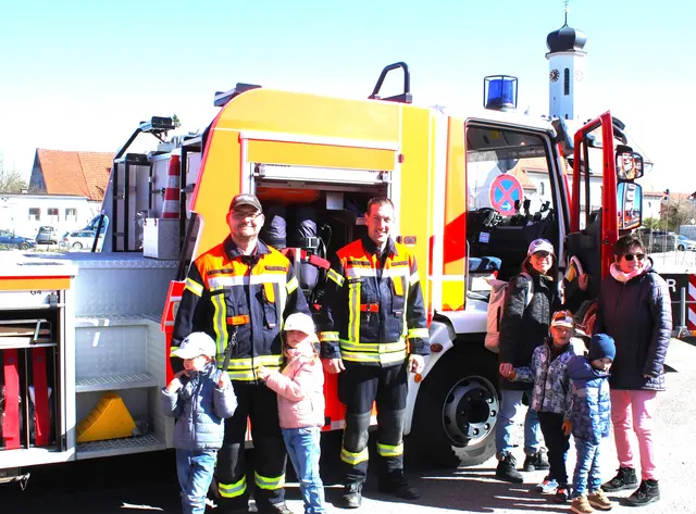 Die Meitinger Feuerwehr präsentiert beim Tag der offenen Tür ihre Fahrzeuge und Gerätschaften dem Publikum. | Foto: Peter Heider