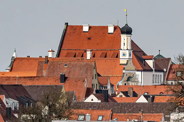 Der Blick zum Friedberger Rathaus.