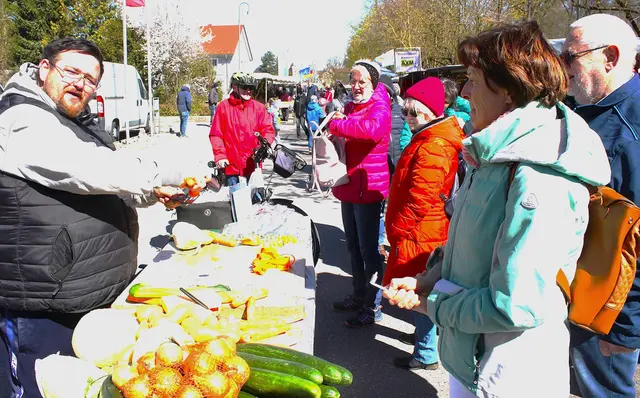 Obst- und Gemüsestände bereichern das Angebot unter freiem Himmel  im Meitinger Ortszentrum. | Foto: Peter Heider