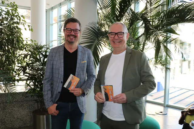 Kulturamtsleiter Uwe Wagner und noch Bürgermeister Michael Wörle bei der Vorstellung des neuen Programms in der Stadthalle Gersthofen. | Foto: Florian Handl