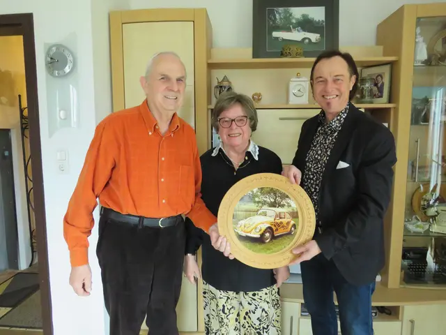 Rudolf und Luise Wölzemüller zeigen Bürgermeister Bernhard Uhl ein Foto ihres legendären VW-Käfers. | Foto: Markt Zusmarshausen