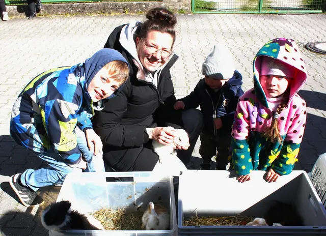 Junge Kleintiermarktbesucher schließen häufig Freundschaften mit den putzigen Tieren. | Foto: Peter Heider