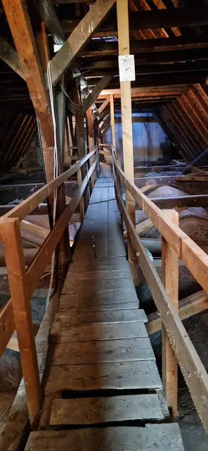 Der Weg zu den Glocken über einen Steg auf dem Dachboden zum Glockenturm