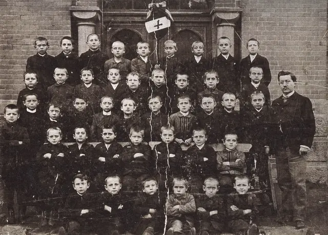 Deren Sohn mit seiner Schulklasse um ca. 1900 in Blankenburg, wo sie zuvor eine Tischlerei führten, die es bei einem Besuch dort immer noch gab.
Im Durchschnitt sollte später jedes sechste Kind als Soldat den 1. Weltkrieg nicht überleben. 