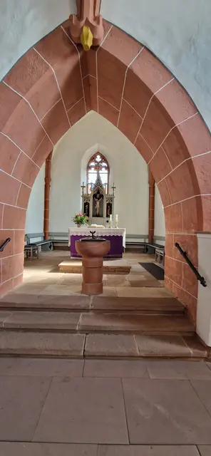 Der Altarraum der Kirche Niederasphe