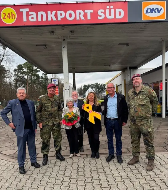 In Anwqesenheit von Gästen überreichte Hauptmann Martin Würz (2.von links) an Frau Schlosser sen. und Frau Schlosser jun. die Gelbe Schleife als Symbol der Verbundenheit. Für die Division  mit dabei Oberstleutnant Debert (rechts)  | Foto: Hauptmann Martin Würz