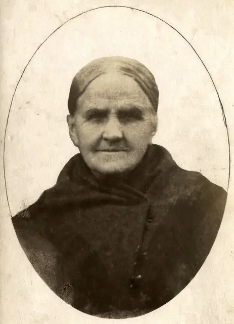 Meine Urgroßmutter Christiane Rasehorn aus Timmenrode am Harz. Ihr Mann verstarb früh, vielleicht an einer Staublunge. Er war Maurer von Beruf, und die mussten damals die Steine an der Teufelsmauer im Steinbruch selbst brechen. Ein staubige Angelegenheit, an der viele früh starben.