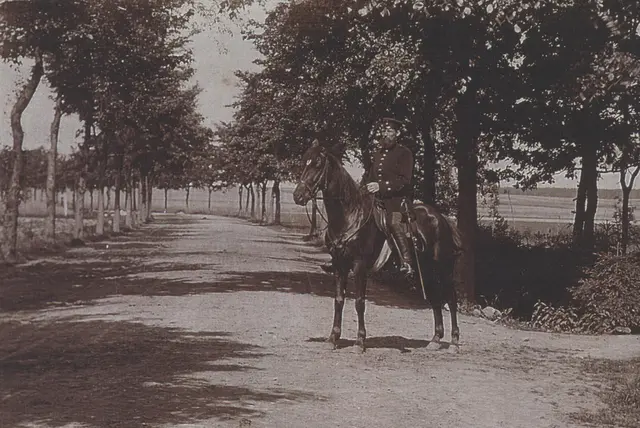 Ludwig Voss war von klein auf mit Pferden vertraut. So auch während seiner Militärzeit in Halberstadt bei den Kürrassieren. Ob er am Deutsch-Französischen Krieg teilgenommen hat, weiß ich nicht. Sein Regiment war jedenfalls beim berühmten Todesritt von Mars la Tour dabei. 