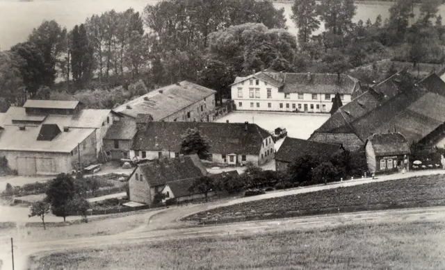 Nach Gut Radau verschlug es andere Urgroßeltern von mir. Am Wohnhaus (rechts) führten sie eine kleine Tischlerei, einen Kolonialwarenladen und einen Ausschank. 
Dort verbrachte ich meine ersten Lebensjahre, bevor unsere Familie mitte der Fünfzigerjahre nach Hannover umzog.