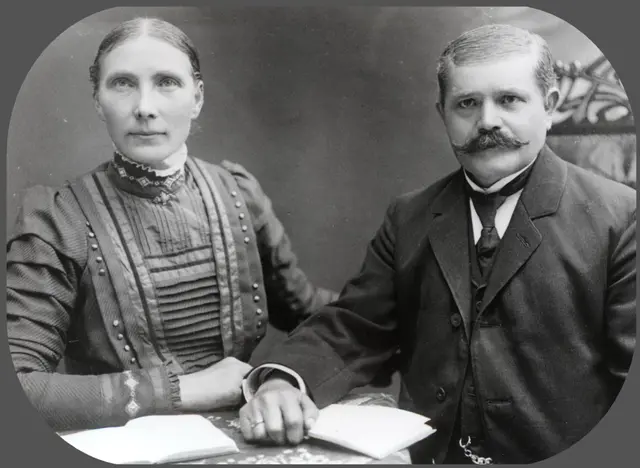 Die anderen Urgroßeltern, Friedrich und Henriette Hütte aus Wellentrup. Im Lipperland war es Sitte, dass die Hochzeitskleider der Frauen schwarz waren. 