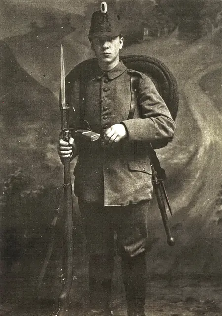 Mein Großvater, ihr Sohn Hermann Buchhorn, kam als Goslarer Gebirgsjäger in den Dolomiten, den Julischen Alpen, Rumänien und Frankreich zum Einsatz. Er überlebte, in Gegensatz zu vielen seiner Kameraden, den Krieg mit Glück. Eine Gasvergiftung konnte er überstehen.