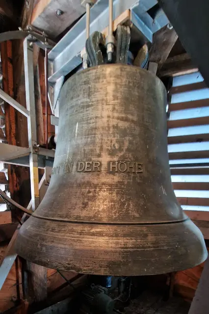 Die große Glocke
Inschrift: EHRE SEI GOTT IN DER HÖHE
Gegossen : 1918 Gebrüder Rincker in Sinn
Durchmesser 111 cm
Höhe 91 cm
Gewicht 810 kg
Tonfis`(ges`)