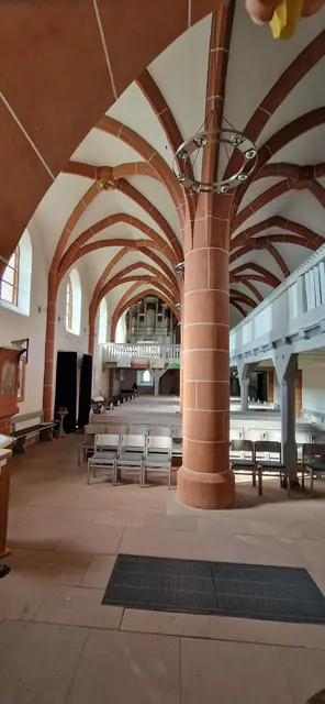 Blick vom Altar zur Orgel