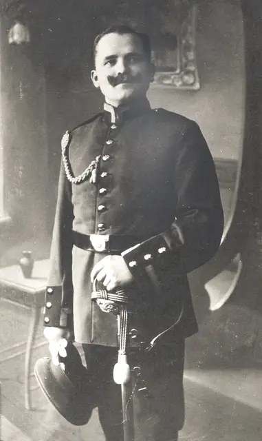 Ihr Sohn Otto Wolter. Er war zur Kaiserzeit 12 Jahre lang beim Militär. Auch noch mit Pickelhaube und Säbel. Im 1. Weltkrieg kam er ab 1916 als Reservist in Frankreich und Belgien zum Einsatz.
