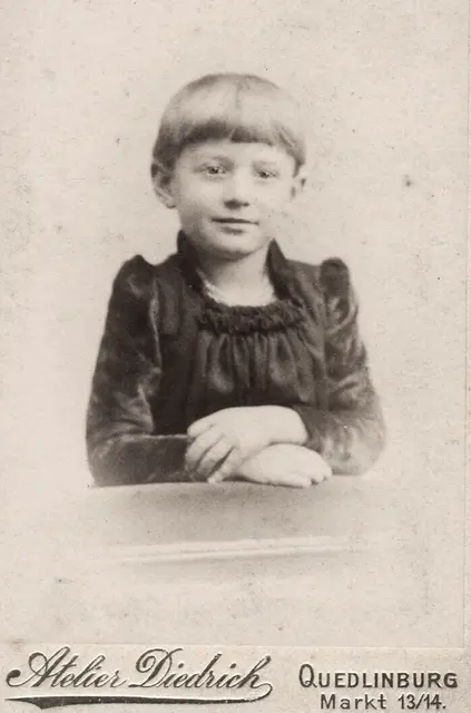 Und Gertrud. Sie wurde als eines von fünf Geschwisterkindern zu ihrer Tante, da diese keine Kinder bekommen konnte, nach Quedlinburg gegeben. Das war damals nicht ungewöhnlich. 