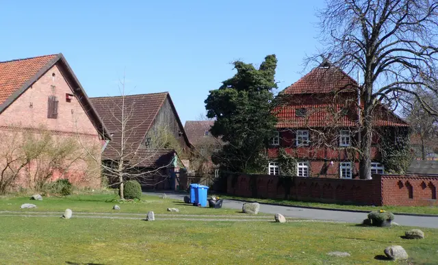 Und spannend und interessant ist es, die einstigen Wohnorte der Ahnen aufzusuchen und auf ihren Spuren zu wandeln, Wege zu gehen, die auch sie vor langer Zeit gegangen sind.