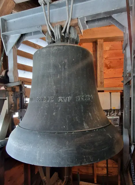 Die mittlere Glocke
Inschrift: UND FRIEDE AUF ERDEN
Gegossen : 1913 Gebrüder Rincker in Sinn
Durchmesser89 cm
Höhe 73 cm
Gewicht 450 kg
Ton a`