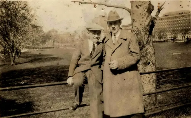 Andere aus unserer Familie wanderten in die USA und nach Kanada aus.
Hier ein Bruder meines Opas, Walter Buchhorn mit seinem Neffen Heinz Heger, im Central Park von New York.

Siehe auch über die Auswanderer: https://wbuchhorn.de/emigranten/newjersey/jersey.htm