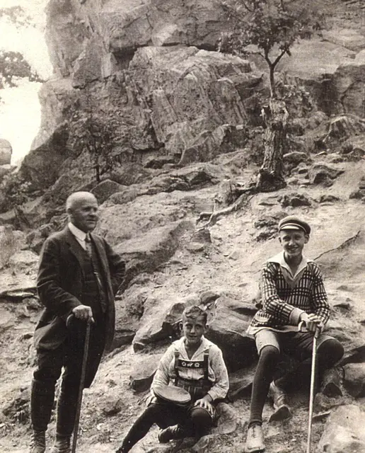 Otto Wolter mit seinen Söhnen Kurt und Otto am Fuß des Großvaterfelsens der Teufelsmauer bei Blankenburg.