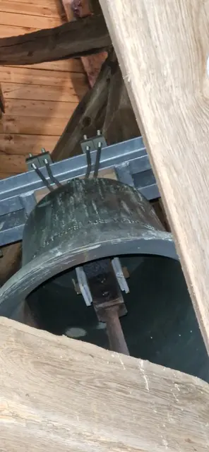 Die kleine Glocke
Inschrift : UND DEN MENSCHEN EIN WOHLGEFALLEN
Gegossen : Gebrüder Rincker in Sinn
Durchmesser81 cm
Höhe 70 cm
Gewicht 310 kg
Ton h`
