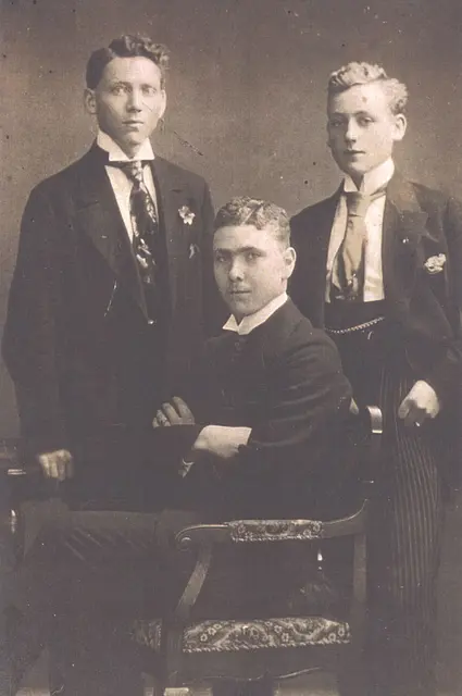 Sohn Heinrich (sitzend) war der einzige von den drei Cousins, der den 1. Weltkrieg überlebte. Er hatte Glück und verlor nur ein Bein. 