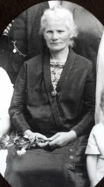 Nur von der Urgroßmutter haben wir Bilder. Sie soll für die damalige Zeit eine aufgeschlossene, moderne Frau gewesen sein. So erzählte es mir ihre Enkeltochter.  