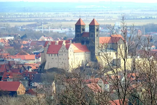 Blick von der Altenburgwarte auf Quedlinburg mit dem Schlossberg