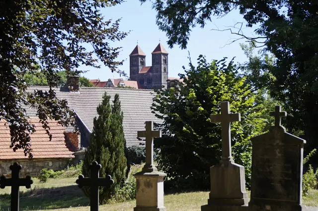 Wipertifriedhof mit Stiftskirche St. Servatii