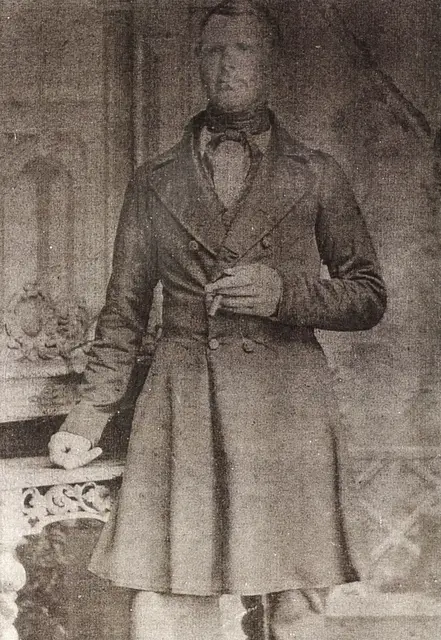 Manchmal sind alte Fotos ein Schatz. Dieses Bild meines Ururgroßvaters Friedrich August Schulze, der 1818 geboren wurde, ist etwa 1860 entstanden - nicht lange nach der Einführung der Fotografie. Er selbst, sowie über Generationen seine Vorfahren, hatten das Amt des Erb-, Lehn- und Gerichtsschulzen inne, das jeweils an den älteren Sohn weitergegeben wurde.