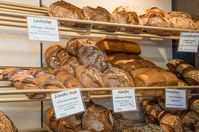 Bäckerei Geßwein Augsburg - Schmackhaftes Backwerk aus der Handwerksbäckerei - Zwanzig Brotsorten, davon 15 täglich wechselnde, verlassen die Backöfen für die wartende Kundschaft | Foto: FSeventfoto
