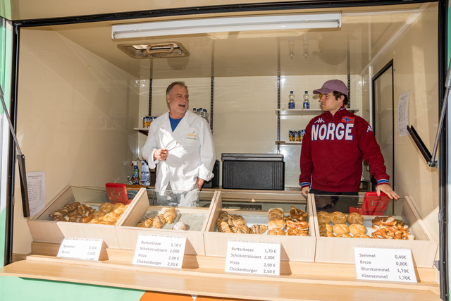 Bäckerei Geßwein Augsburg - Pausenverpflegung  aus dem bunten Wagen der Bäckerei  für Lehrkräfte, Schülerinnen und Schüler der  Haunstetter Albert-Einstein-Schule  | Foto: FSeventfoto