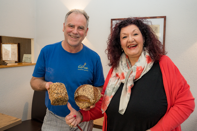 Bäckerei Geßwein - Bäckermeister und Inhaber Christoph Mayer präsentiert der myheimat-Reporterin Sabina Scherer verschiedene Brotsorten aus seiner Backstube | Foto: FSeventfoto