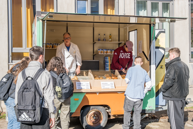Bäckerei Geßwein Augsburg - Pausenverpflegung  aus dem bunten Wagen der Bäckerei  für Lehrkräfte, Schülerinnen und Schüler der  Haunstetter Albert-Einstein-Schule  | Foto: FSeventfoto