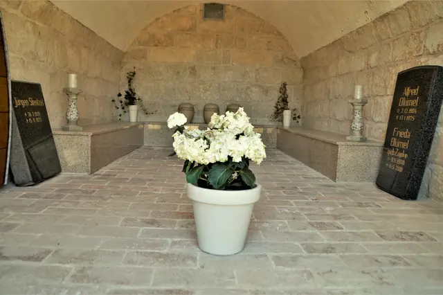 Blick in eine Familiengruft des Wipertifriedhofes