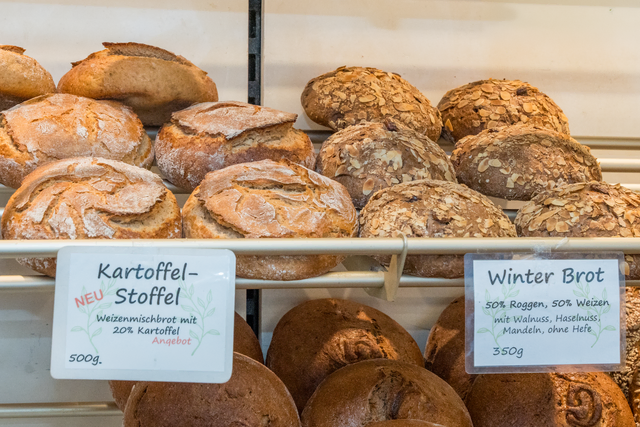 Bäckerei Geßwein Augsburg - Schmackhaftes Backwerk aus der Handwerksbäckerei - Zwanzig Brotsorten, davon 15 täglich wechselnde, verlassen die Backöfen für die wartende Kundschaft | Foto: FSeventfoto