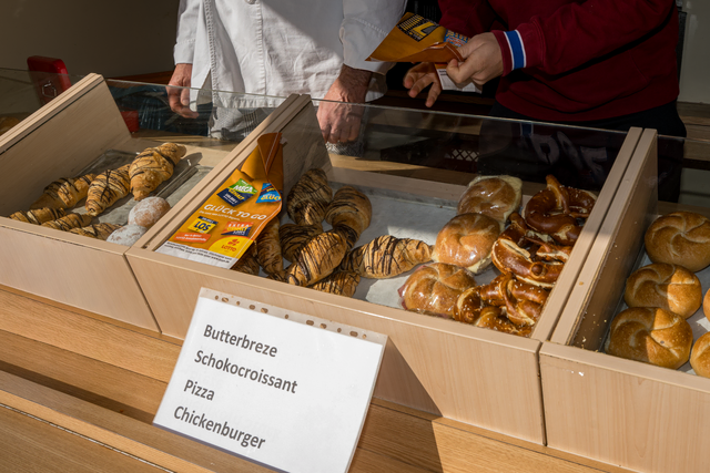 Bäckerei Geßwein Augsburg - Pausenverpflegung  aus dem bunten Wagen der Bäckerei  für Lehrkräfte, Schülerinnen und Schüler der  Haunstetter Albert-Einstein-Schule  | Foto: FSeventfoto