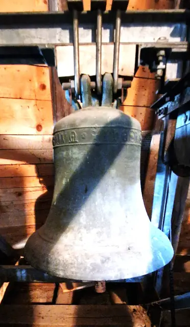 Glocke aus dem 14. Jahrhundert
Inschrift in gotischen Majuskeln
JhESVS * nASERhELLVS * REX * IvDEROVΩ
          (Jesus Nazareth König der Juden)