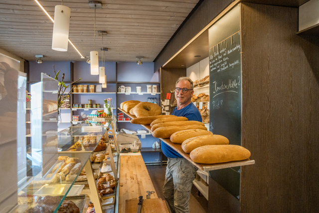 Frisch und kross aus dem Ofen, so wird es in dem 1884 gegründeten Familienbetrieb Geßwein bis heute gelebt. Der Großvater des heutigen Bäckermeisters Christoph Mayer lernte damals in der Hofbäckerei in München sein Handwerk. Christoph Mayer selbst ist also die vierte Generation der Handwerks-Bäckermeister in der Augsburger Bäckerei Geßwein. | Foto: FSeventfoto