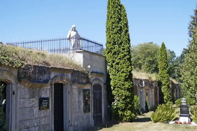 Wipertifriedhof mit 50 in den Sandsteinfelsen gehauene Familiengrüften