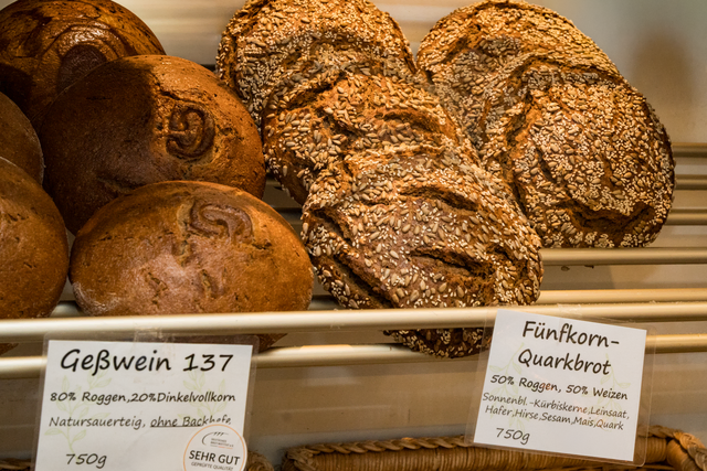 Bäckerei Geßwein Augsburg - Schmackhaftes Backwerk aus der Handwerksbäckerei - Zwanzig Brotsorten, davon 15 täglich wechselnde, verlassen die Backöfen für die wartende Kundschaft | Foto: FSeventfoto