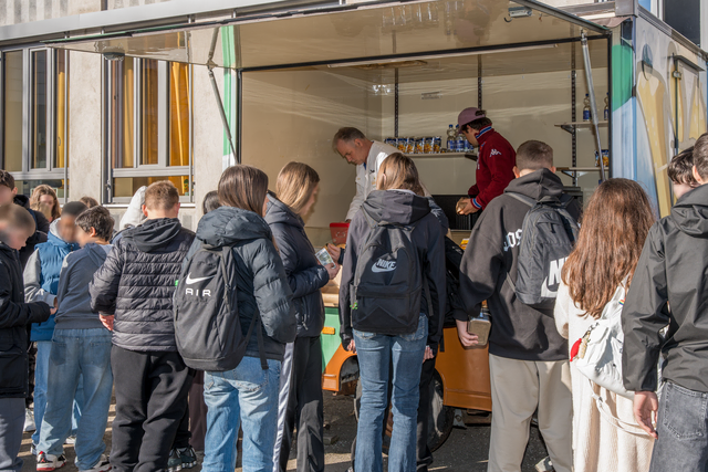 Bäckerei Geßwein Augsburg - Pausenverpflegung  aus dem bunten Wagen der Bäckerei  für Lehrkräfte, Schülerinnen und Schüler der  Haunstetter Albert-Einstein-Schule  | Foto: FSeventfoto