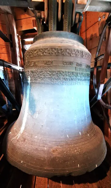 Glocke von 1779
Inschrift:
ANDREAS CHRIST PFARRER
GOSS MICH IN DREISBACH FRIEDRICH WILL HELM OTTO AUS GIESEN IM JAR 1779

ZUM GOTTES DINST HER BEY ZU LOCKEN DES FORSTT.EN WILE KUNT ZU THUN IST DIE BESTIMMUNG ALLEN GLOCKEN O MÖCHTE SIE VOM STIRMMEN RUHN

WV BAUMBACH
LANDRATH