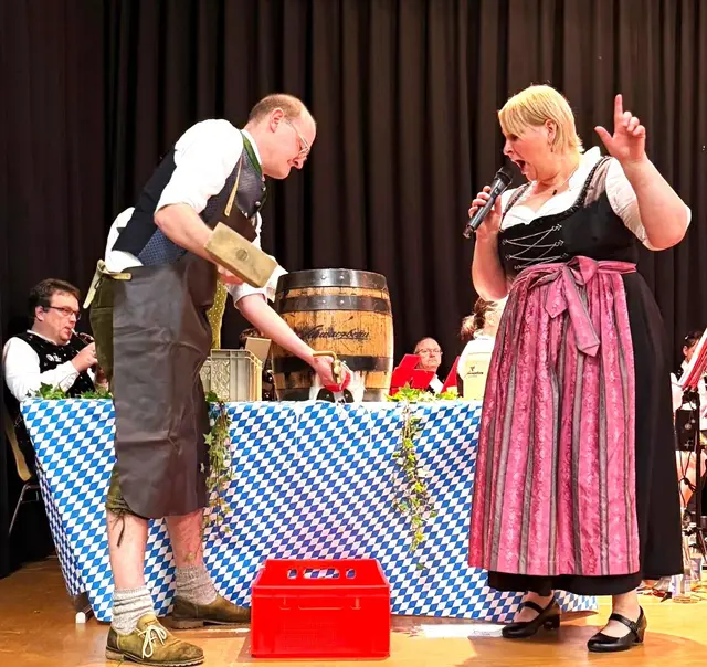 Gekonnt führten Fassanstich – 1. Bürgermeister Tobias Kunz und 1. Vor-sitzende des MVN Stefanie Fuchsberger den Bieranstich durch | Foto: Hedwig Leib