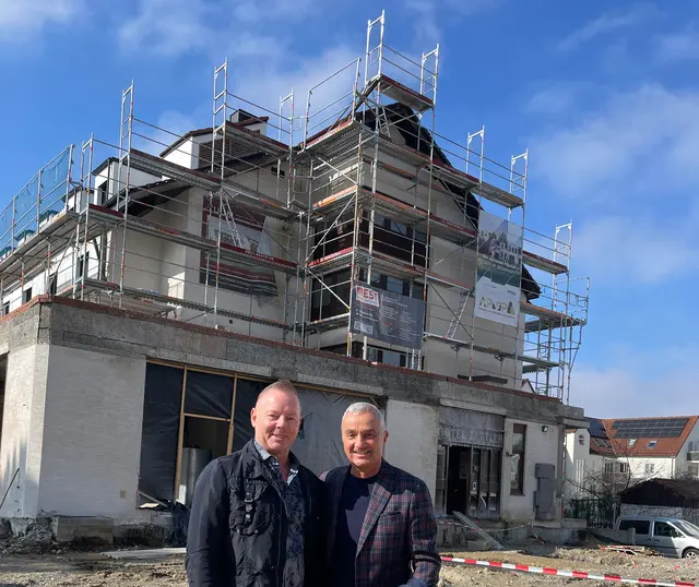 Gerhard Jauernig und Andreas Peche freuen sich über den Baufortschritt am ehemaligen Hotel Zettler. | Foto: Michael Lindner/Stadt Günzburg