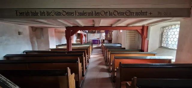 Wenn man die Kirche betritt, wird man mit den Worten "Herr ich habe lieb die Stätte deines Hauses und den Ort da Deine Ehre wohnt" begrüßt, welche auf den Balken für die Empore gemalt ist.